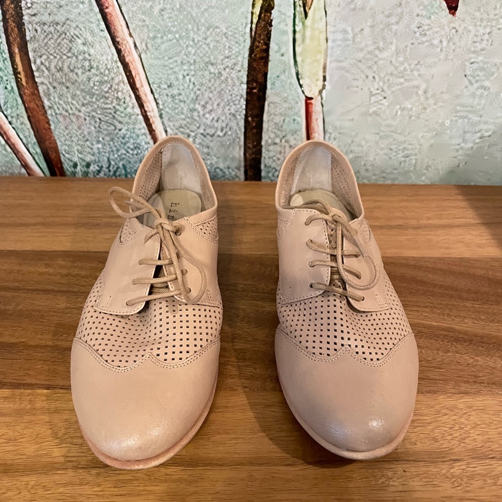 Nude leather flats with laces